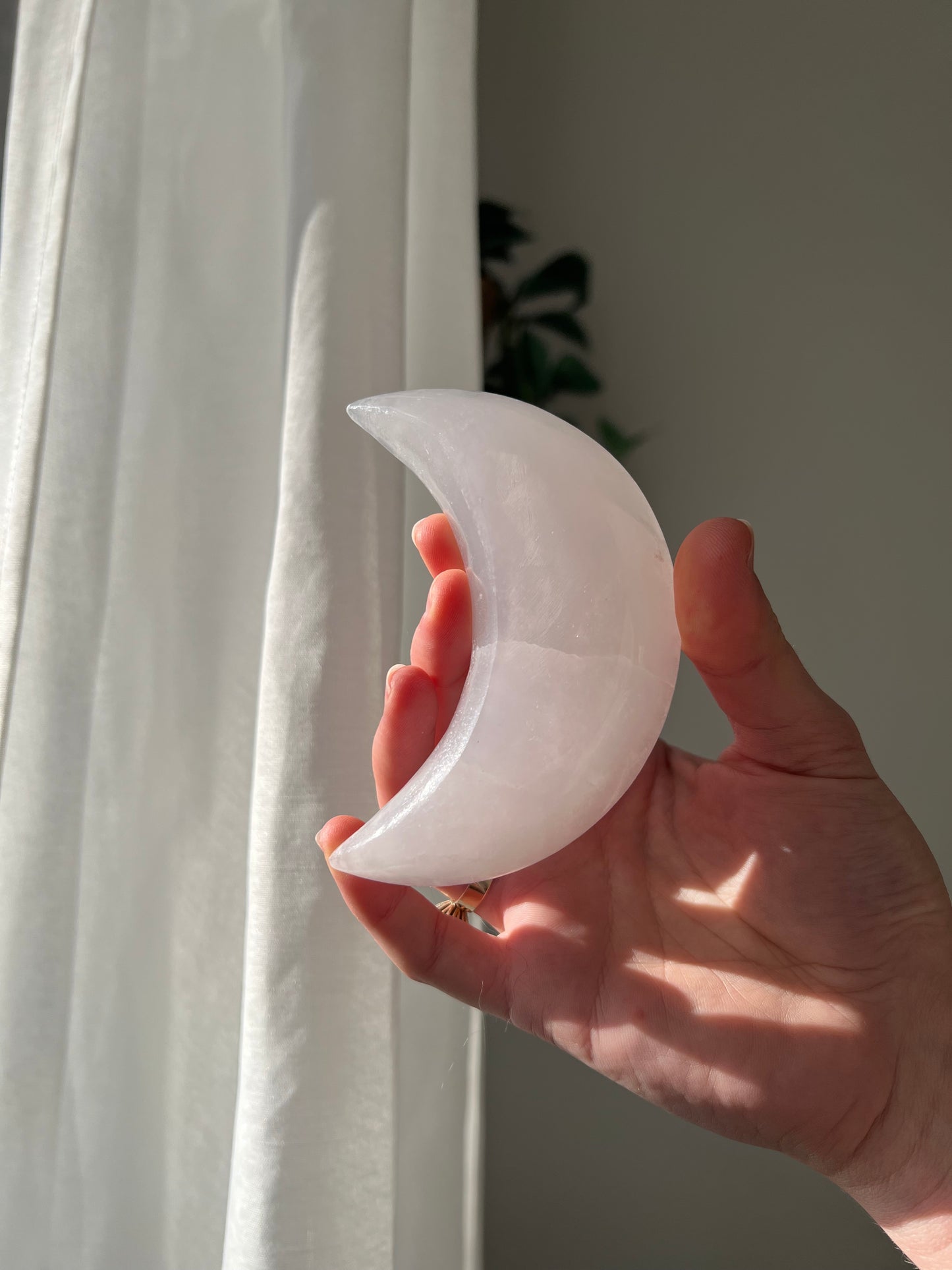 Mangano Calcite Crescent Moon bowl 02