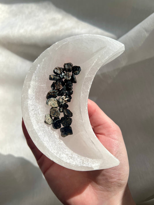 Black Garnet mini stones from India (5 pieces)