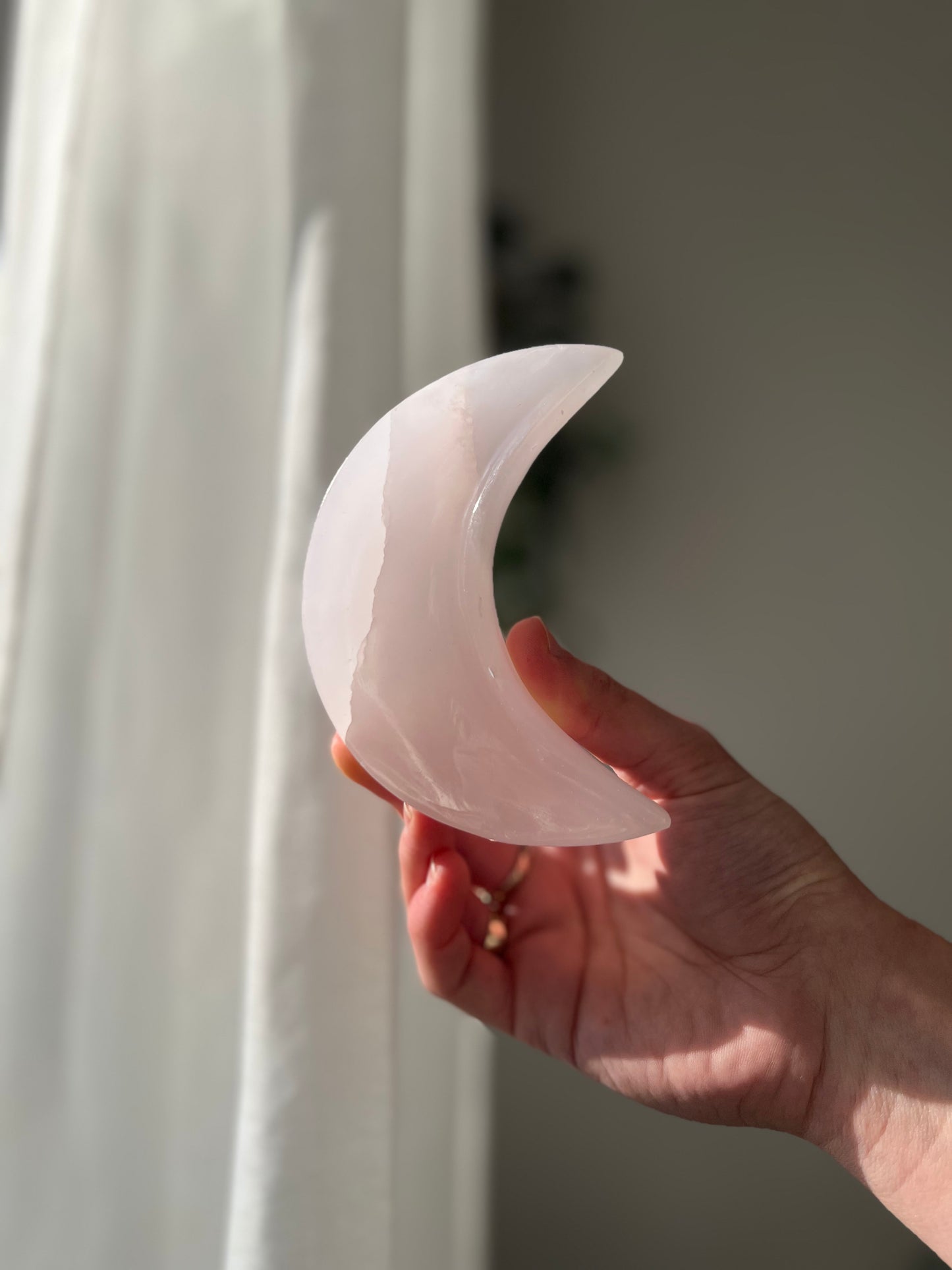 Mangano Calcite Crescent Moon bowl 01