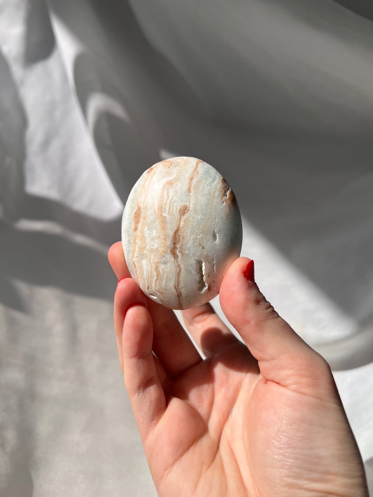 Caribbean Blue Calcite palm stone 01