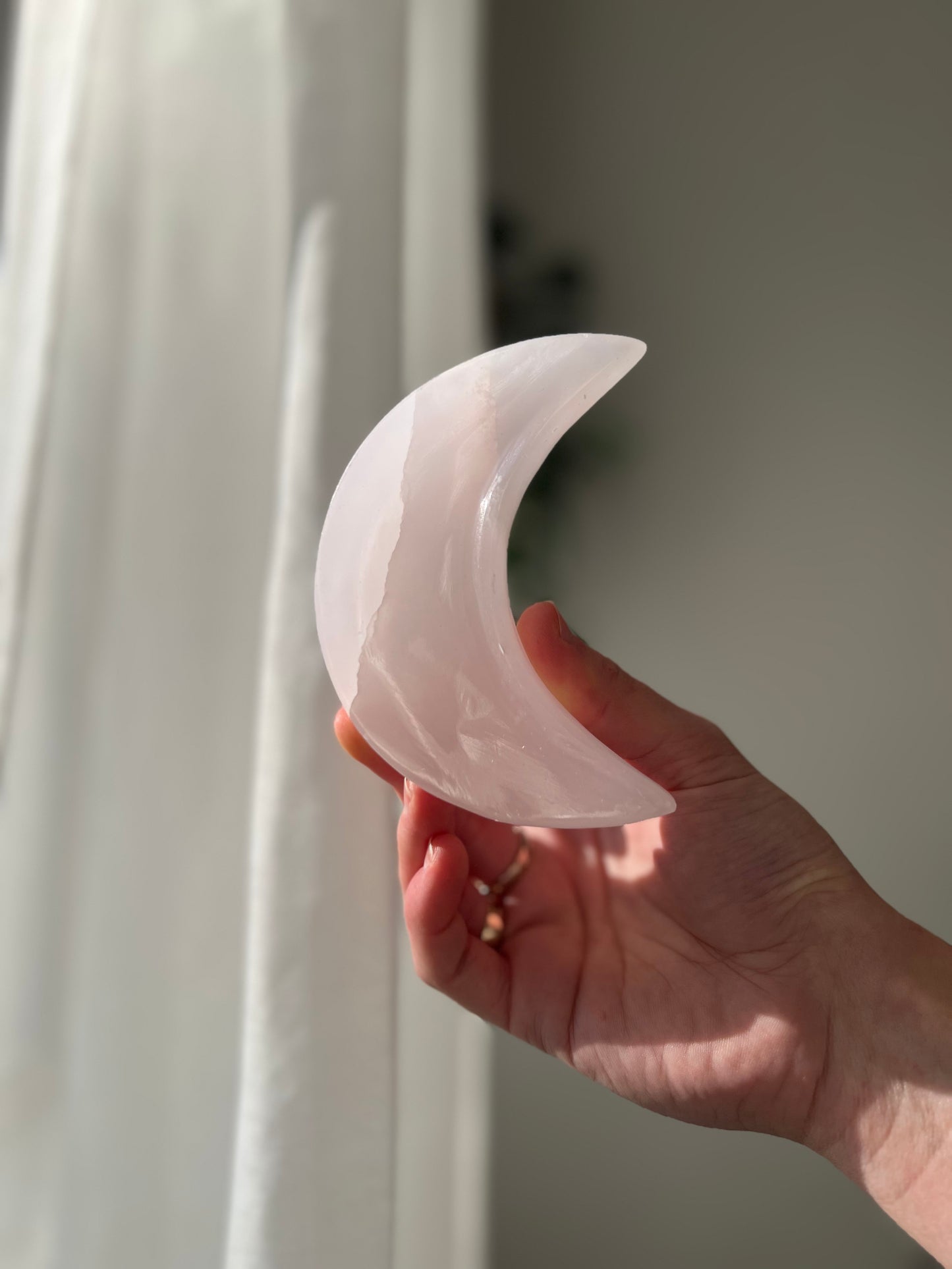 Mangano Calcite Crescent Moon bowl 01