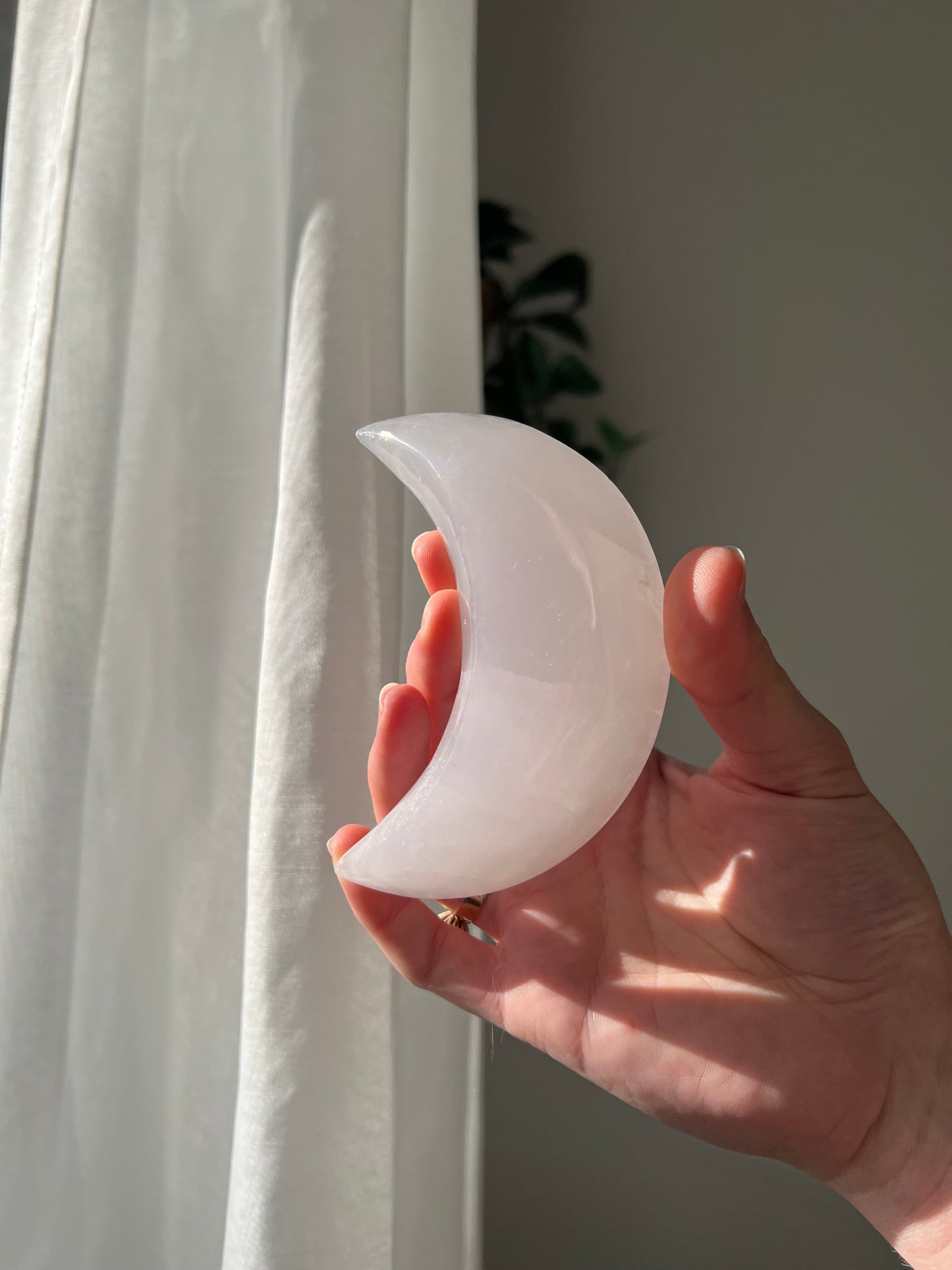 Mangano Calcite Crescent Moon bowl 02