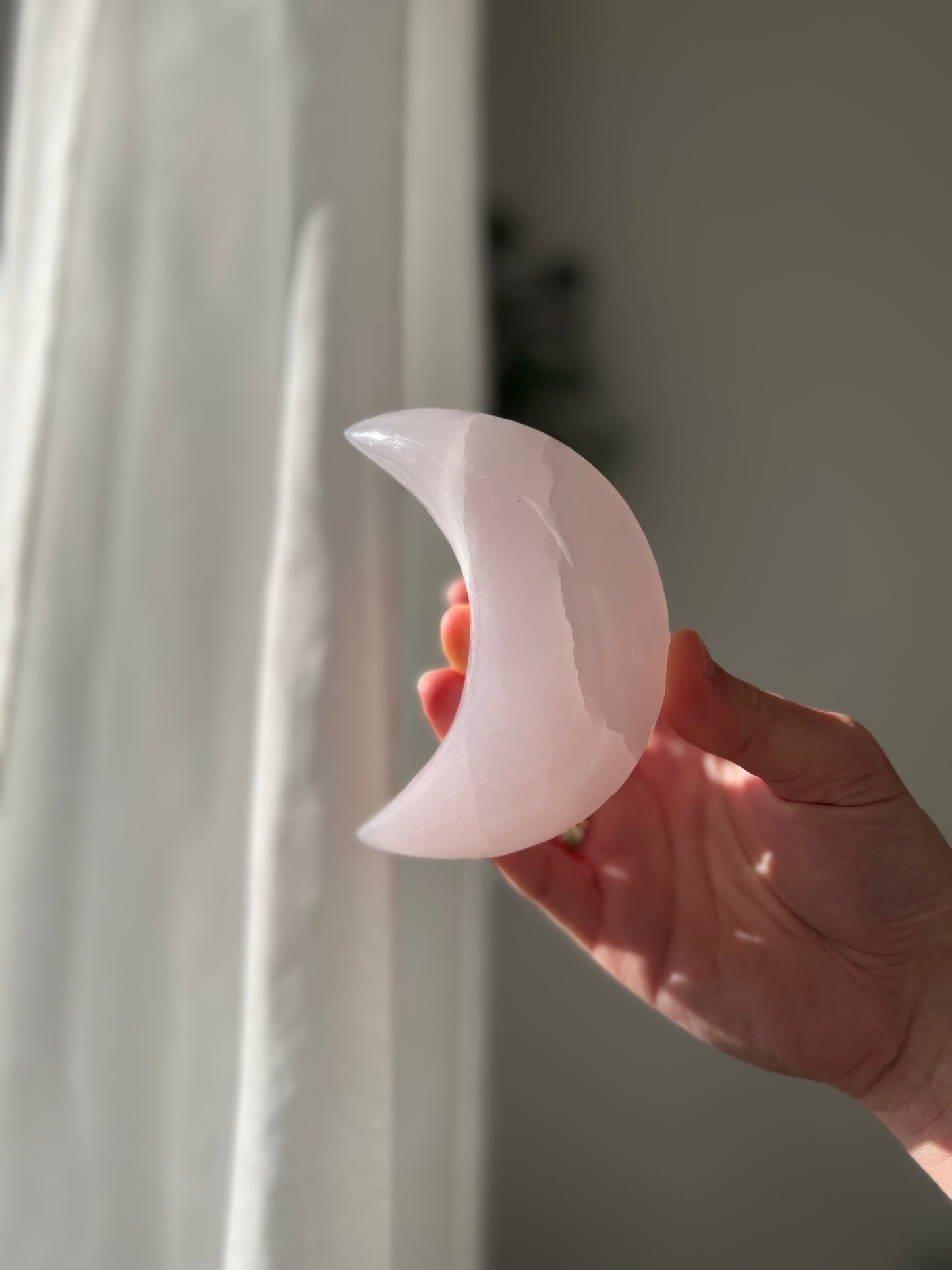 Mangano Calcite Crescent Moon bowl 01
