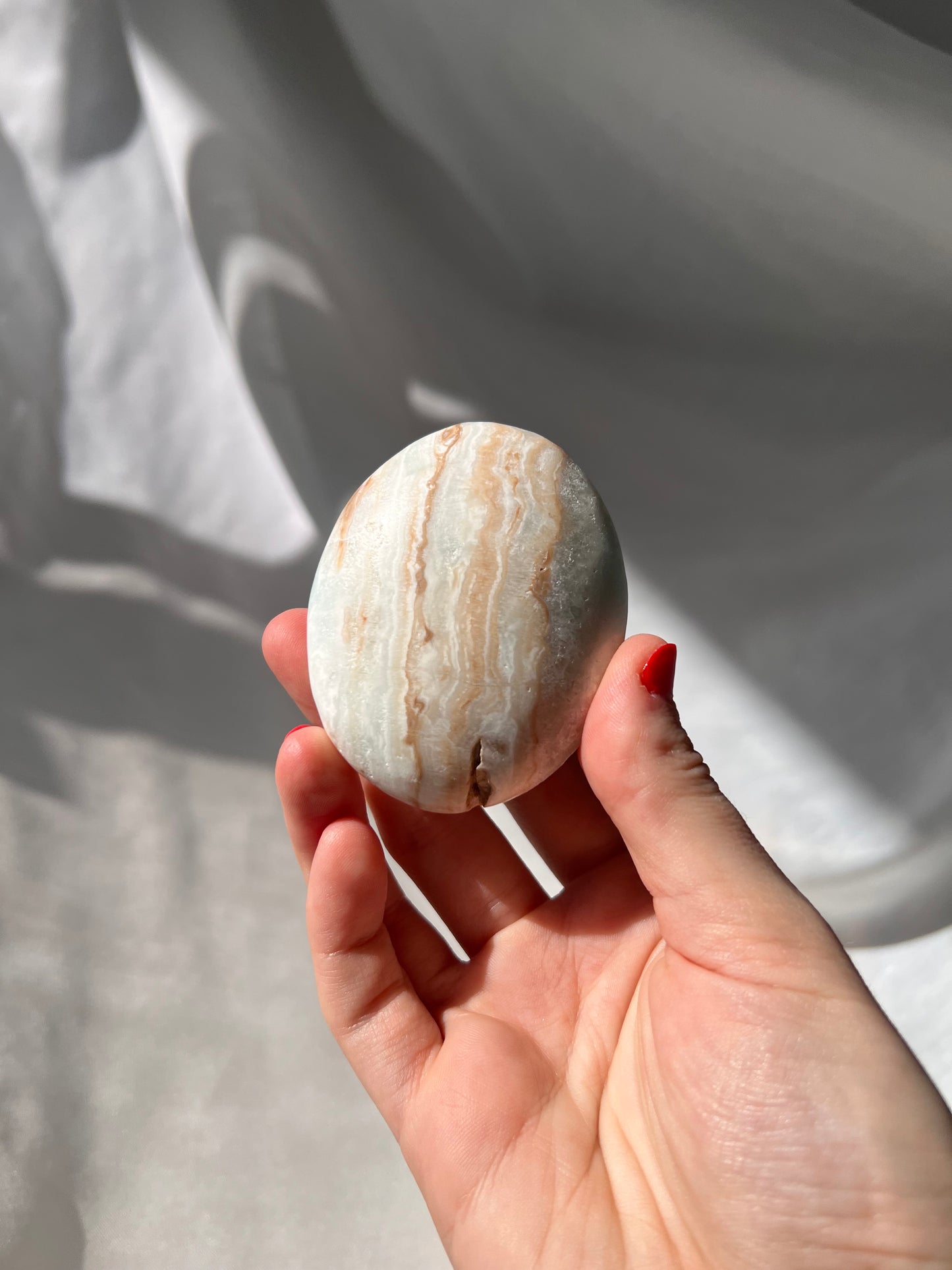 Caribbean Blue Calcite palm stone 01