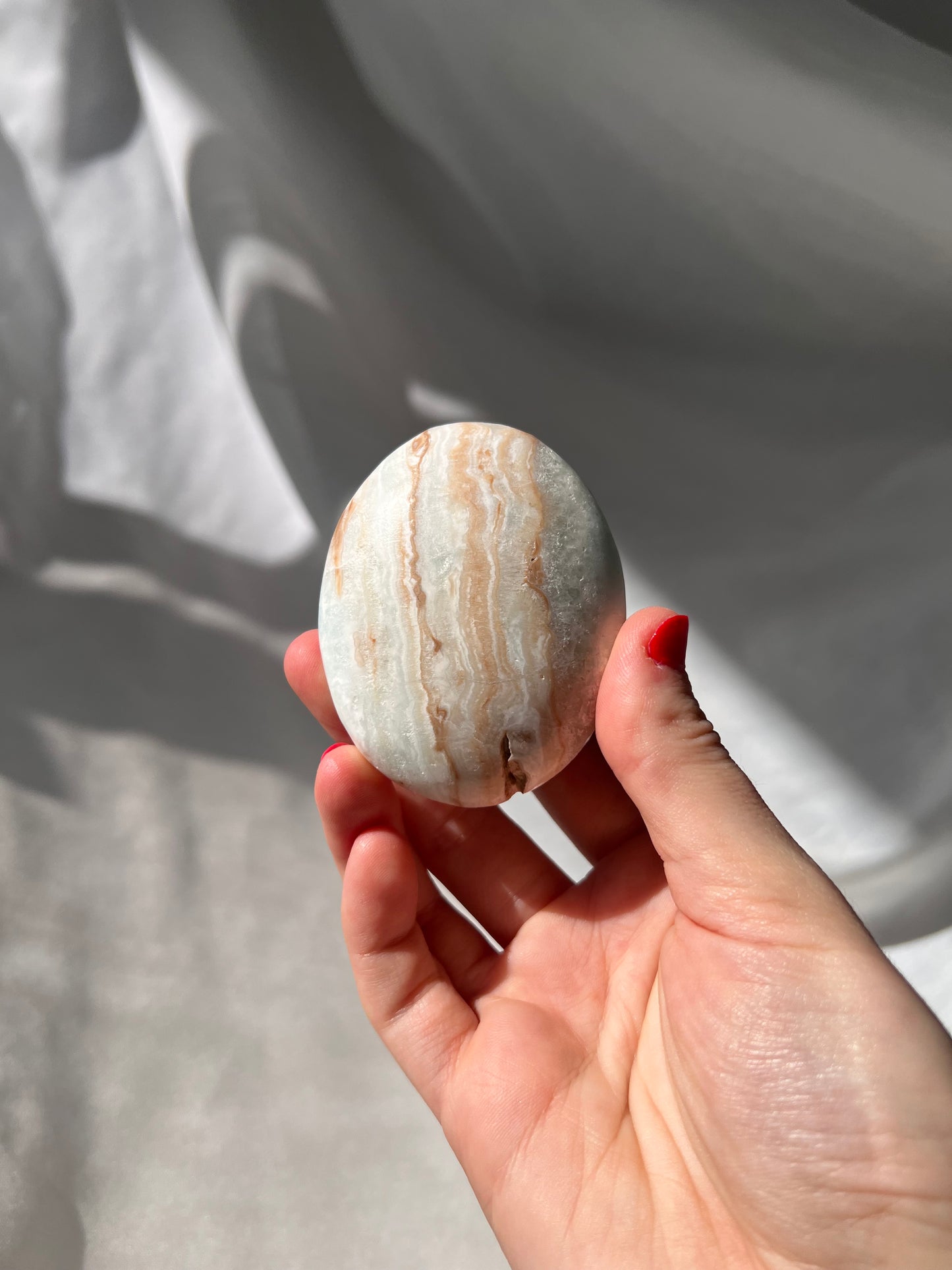 Caribbean Blue Calcite palm stone 01