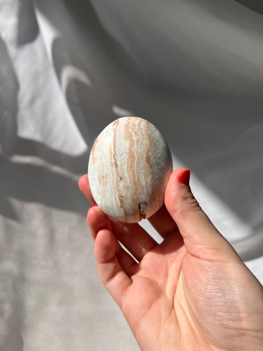 Caribbean Blue Calcite palm stone 01