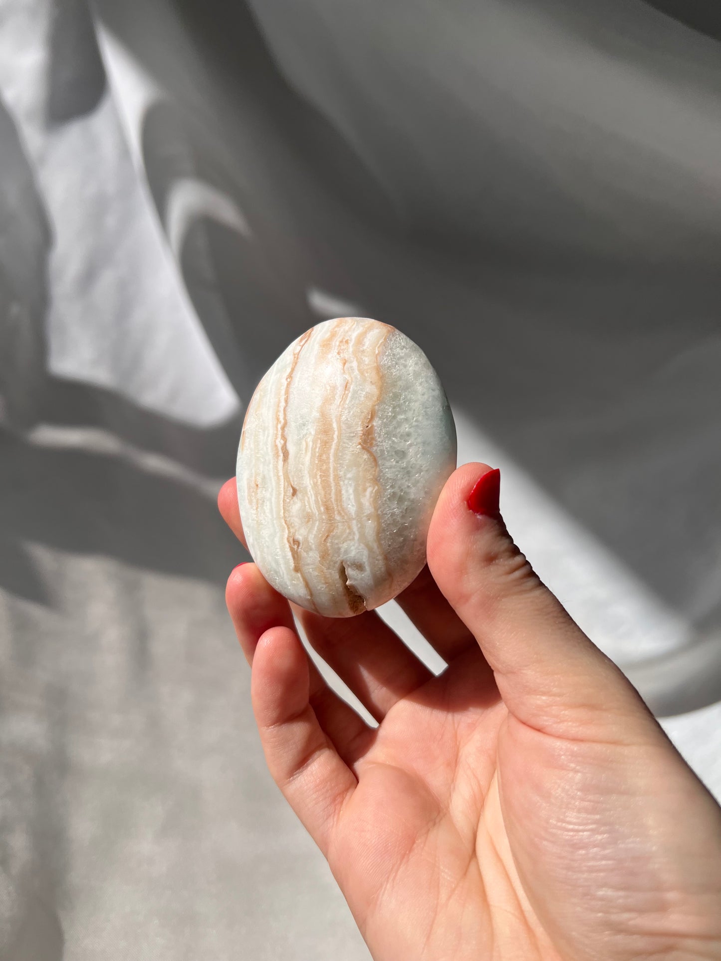 Caribbean Blue Calcite palm stone 01